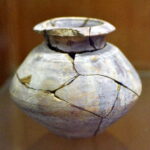 a picture of a vase with cracks along the side