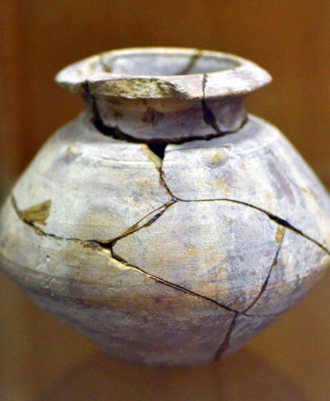 a picture of a vase with cracks along the side