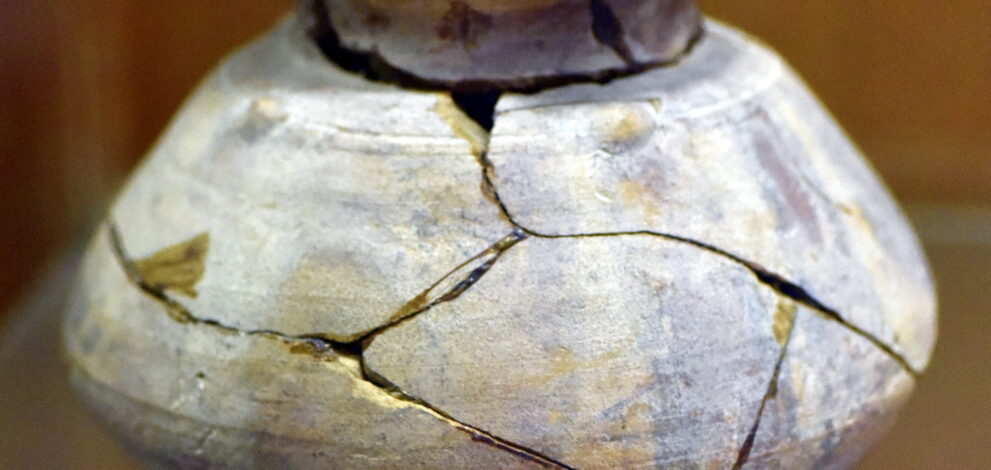 a picture of a vase with cracks along the side