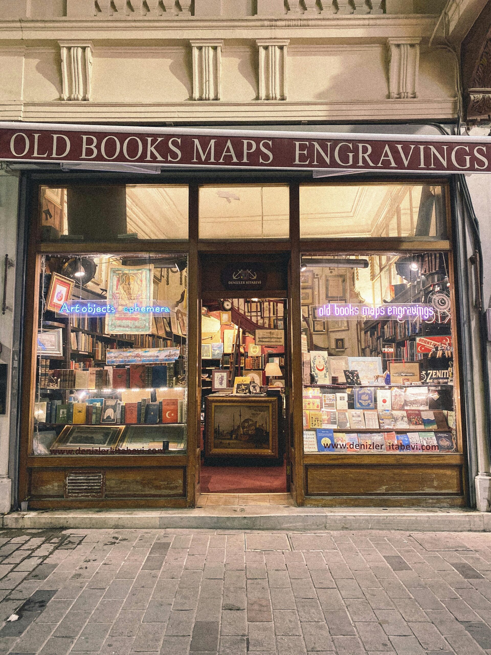 İstanbul, Türkiye Facade of Bookstore with Old Books and Maps
